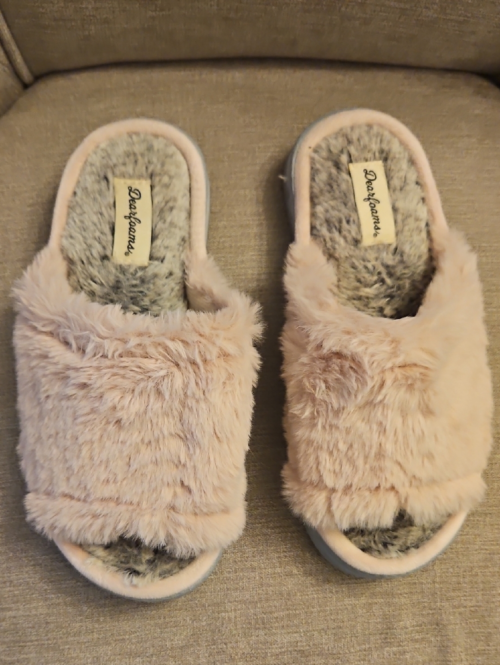 dearfoams Plush Open-Toe Slippers in Light Pink with Gray Footbed